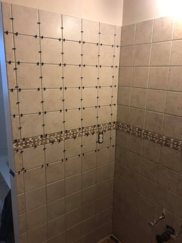 Tile shower surround with accent band